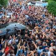 Ekrem Imamoğlu möter journalister och anhängare efter valsegern.