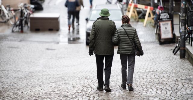 Ett äldre par promenerar i Stockholm. Totalt minskade vårdbesöken när vården ställde om och blev mer digital, skriver DN. Amir Nabizadeh/TT