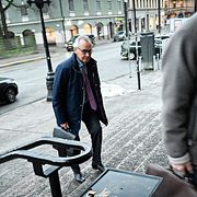 Ian Lundin på väg till Stockholms tingsrätt och förhandling i målet om medhjälp till grovt folkrättsbrott i Sudan.