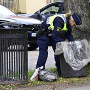 Poliser söker igenom brottsplatsen i Gävle.
