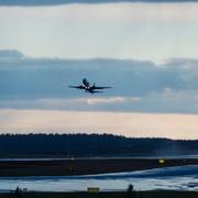 Flygplan lyfter från Arlanda.