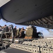 Soldater från USA:s luftförsvar lastar krigsmateriel på den amerikanska flygbasen Al Udeid i Qatar. Arkivbild