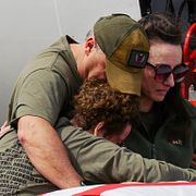 Familjemedlemmar samlas kring 26-åriga Benjamin N Penningtons kista, efter att den återförts till USA. Pennington dödades i en iransk attack mot en amerikansk bas den 1 mars.