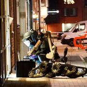 Nationella bombskyddets tekniker och en bombrobot undersöker brottsplatsen i Borås där ett misstänkt farligt föremål hittades. 