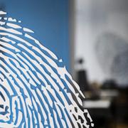 Fingerprint utvecklar teknik för fingeravtrycksautentisering. Arkivbild.