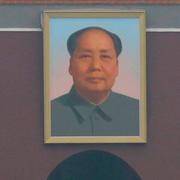 Ett stort porträtt av Mao Zedong.