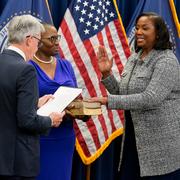 Lisa Cook svärs in som ledamot i Federal Reserves styrelse av Jerome Powell under 2022.