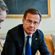 Statsminister Ulf Kristersson (M) träffar journalister på svenska ambassadörens residens i London.