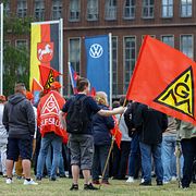 Anställda på Volkswagen och medlemmar i facket IG Metall på torsdagen.