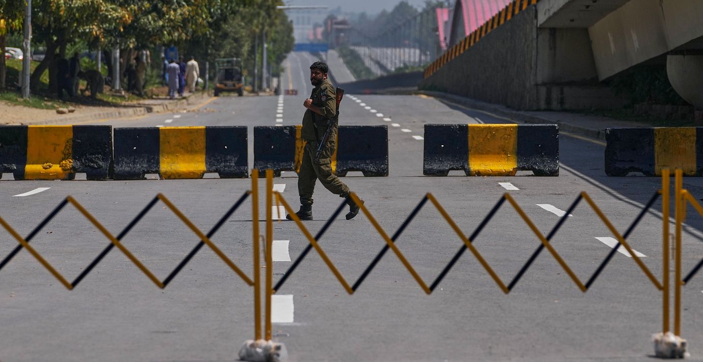 Stora delar av Islamabad är avspärrade i väntan på fredssamtalen.