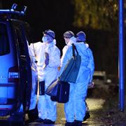 Polisens tekniker på plats efter att två personer blivit skjutna i Fornhöjden i Södertälje på fredagskvällen.