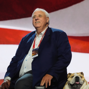 Bernie Moreno tillsammans med JD Vance i somras/West Virginias nye republikanske senator Jim Justice, med hunden ”Baby Dog” under ett valmöte i juli. 