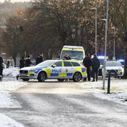 Polisinsats vid Runby skola i Upplands Väsby, norr om Stockholm efter larm om en knivskuren person. 