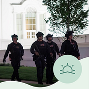 Secret service-agenter patrullerar utanför Vita huset efter skjutningen.