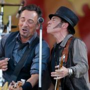 Lofgren till höger, under en konsert med Bruce Springsteen.