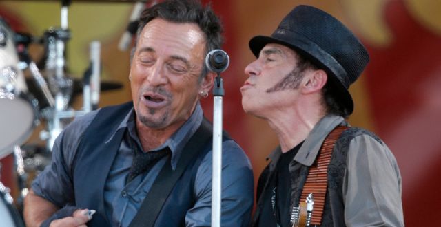 Lofgren till höger, under en konsert med Bruce Springsteen. Gerald Herbert / Ap
