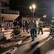 Brandmän på plats utanför baren.