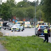 Polis på plats utanför Örebro moské i stadsdelen Vivalla.