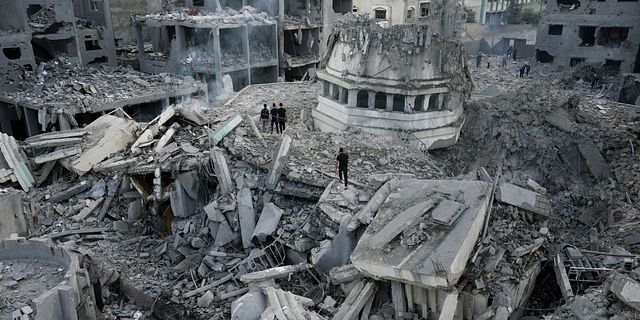 En moské i Gaza som förstörts i en israelisk luftattack.  Adel Hana / AP