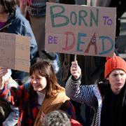 Demonstranter i Bayonne protesterar mot pensionsreformerna.