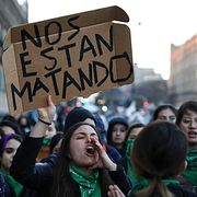 ”De dödar oss”, står det på en skylt under en demonstration mot våldet i Mexiko.