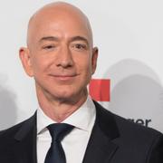 Amazons vd Jeff Bezos, till vänster. 