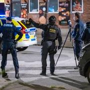  Polis, kriminaltekniker och bombtekniker på plats vid flerfamiljshuset.