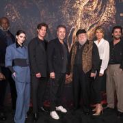 Rhys Ifans, Steve Toussaint, Emily Carey, Matt Smith, Paddy Considine, George R.R. Martin, Eve Best, Fabien Frankel, Ryan Condal och Olivia Cooke. Arkivbild. 