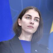 Klimat- och miljöminister Romina Pourmokhtari tar emot utredare John Hasslers rapport om hur Sveriges klimatpolitik bör utvecklas utifrån de förändringar som har beslutats eller kan förväntas inom EU:s nya klimatlagstiftning Fit for 55.