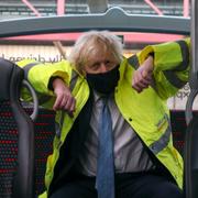 Boris Johnson på en buss i Coventry, Storbritannien.