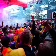 Supportrar på den då nattöppna klubben Trädgården inför premiärmatchen mot Tunisien.