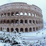 Snön föll ymnigt runt Colosseum i Rom.