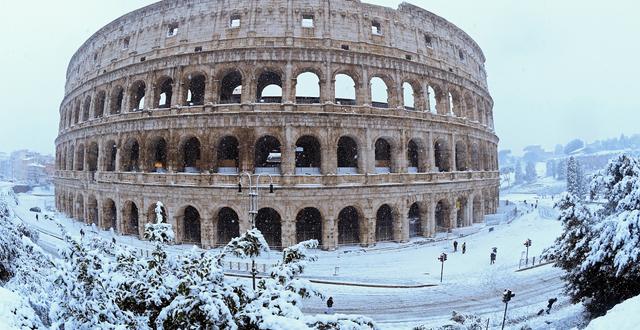 Snön föll ymnigt runt Colosseum i Rom. ALBERTO LINGRIA / TT NYHETSBYRÅN