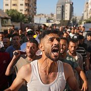 Ett begravningståg för en palestinsk man under fredagen.