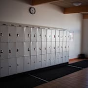 Skåp i en skolkorridor. Illustrationsbild. 