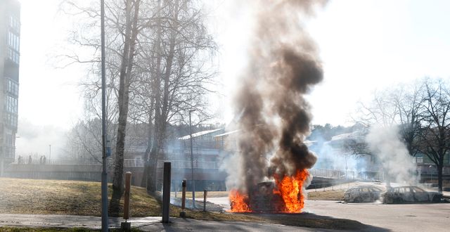 En brinnande bil under upploppen i Norrköping.  Stefan Jerrevång/TT