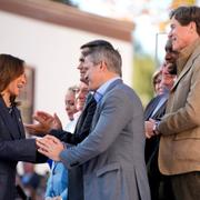 Kinzinger hälsar på Kamala Harris efter ett tal i oktober.