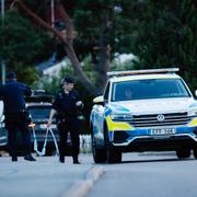 Polis på plats i Järfälla norr om Stockholm efter en misstänkt skottlossning mot en villa i området Skälby på onsdagskvällen. 