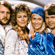 Chahinez Bouguerche visar upp plattmasken / Abba  i Eurovision 1974.