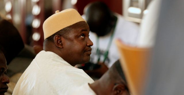 Barrow deltar i fredagsbönen i en moské i Banjul, 27 januari. THIERRY GOUEGNON / TT NYHETSBYRÅN