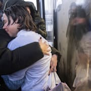 Familjemedlemmar hade samlats utanför rättssalen.