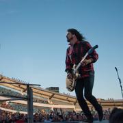 Foo Fighters sångare Dave Grohl under en spelning på Nya Ullevi i Göteborg. Några minuter senare faller han från scenen och skadar benet. Arkivbild. 