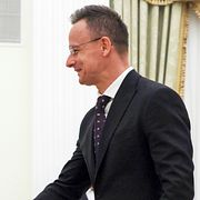 Vladimir Putin skakar hand med Ungerns utrikesminister Péter Szijjártó under ett möte i Moskva den 4 mars.