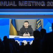 Zelenskyj talar inför mötet i Davos.