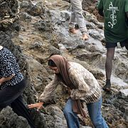 Människor försöker ta sig från marockanska Fnideq till spanska Ceuta den 31 juli 2026.