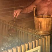 Stammisarna är besvikna på initiativet att tillåta badkläder i bastun på Sibbarps kallbadhus.