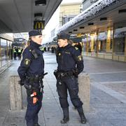 Blommor och ljus i Vällingby centrum på när en man i 20-årsåldern dog och två skadades i en skjutning utanför McDonalds på nyårsafton.
