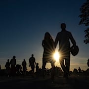 Arkivbild på turister i Paris i augusti.