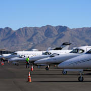 Privatplan står uppradade på en flygplats i Arizona, USA.