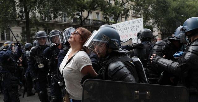 En kvinna som grips under dagens demonstration. Adrienne Surprenant / TT NYHETSBYRÅN